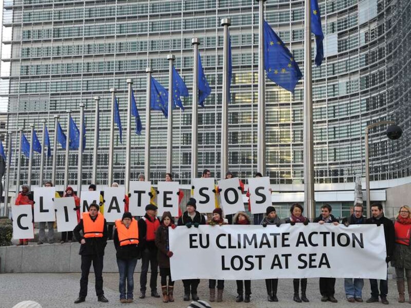 NGO-activisten demonsteren voor de gebouwen van de Europese Commissie.