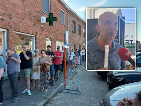 Er staat een lange rij in Wetteren voor de eclipsbrilletjes., Inzet: Danny Daenens uit Wetteren kocht de 10. 000ste eclipsbril in Wetteren.
