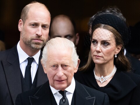 Koning Charles met prins William en prinses Catherine. 