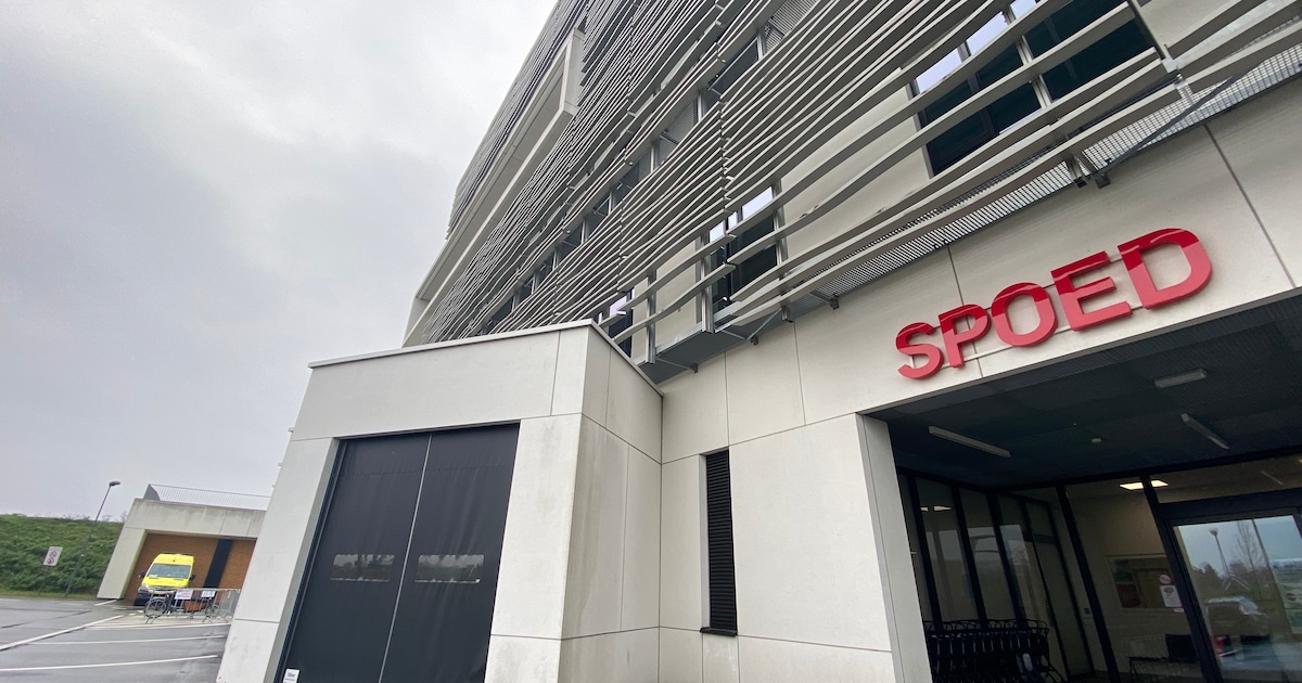 Voetganger (63) aangereden door bestelwagen in Mechelen