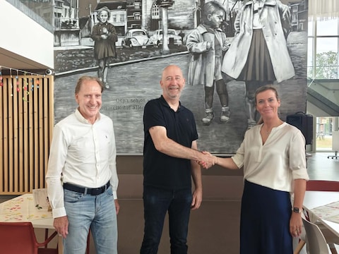Bart De Fré en Nathalie Van Sande zijn blij om Tom Boeckx (midden) aan te stellen als nieuwe directeur van WZC Sint-Anna.