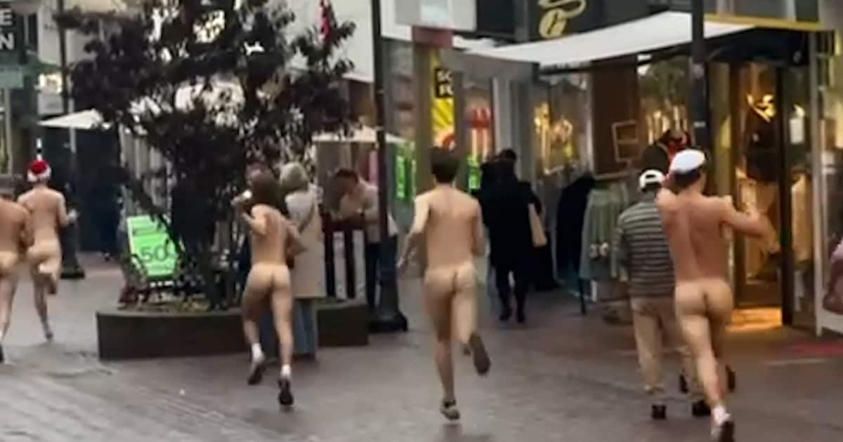 KIJK. Negen naakte Nederlanders zetten Duitse grensstad op stelten