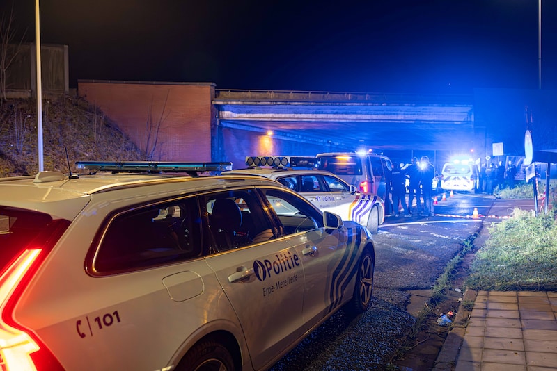 La policía inició una búsqueda de uno o más fugitivos.