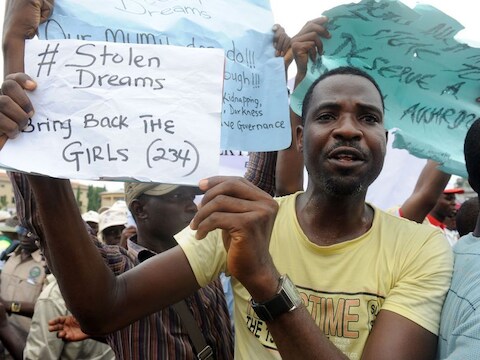 Een man voert campagne voor de terugkeer van de 200 vermiste Nigeriaanse schoolmeisjes.
