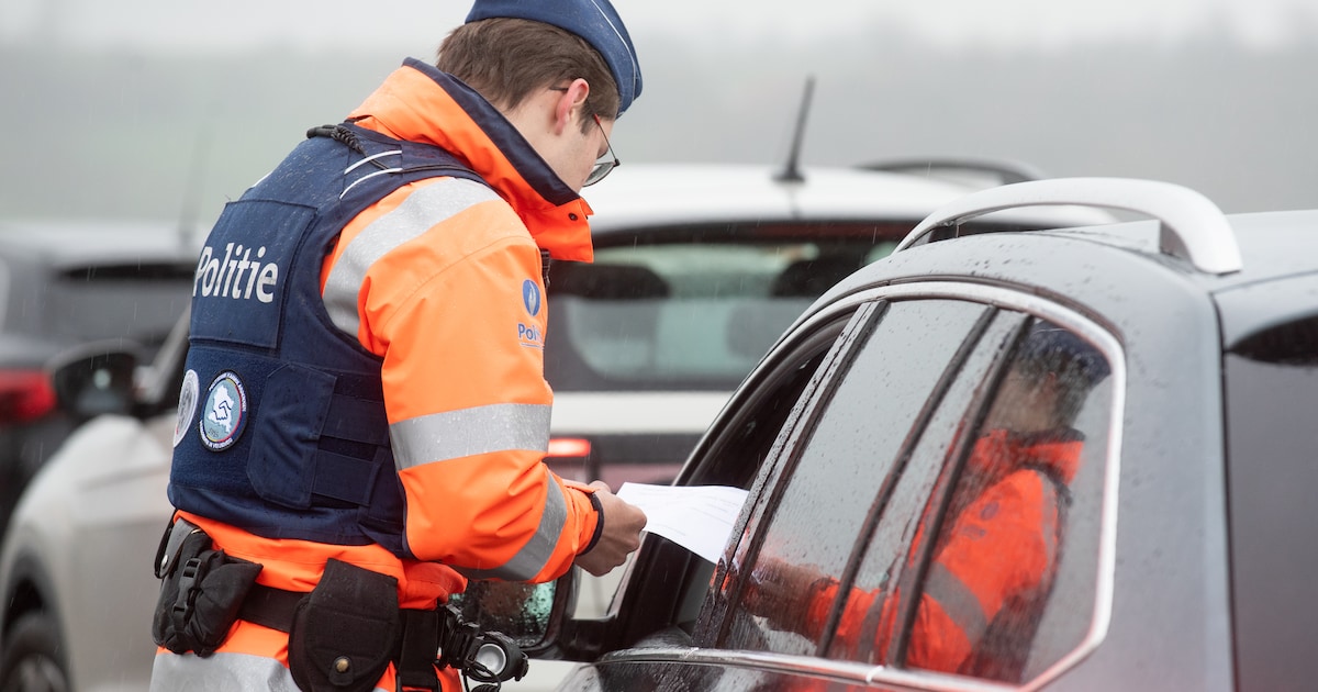 Bestuurder probeert aan alcoholcontrole in Kapelle-op-den-Bos te ontsnappen... door zich te verstopp