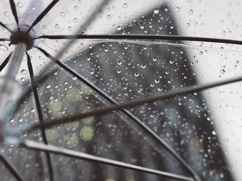 Zwaar bewolkt met wat lichte regen in Leuven in de namiddag