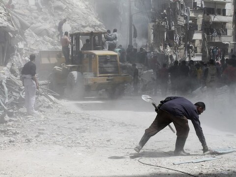 Syriërs zoeken naar overlevenden na een zoveelste aanslag.