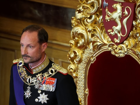 Koning Haakon loopt woensdag tijdens de rouwstoet achter de kist van zijn vader Harald