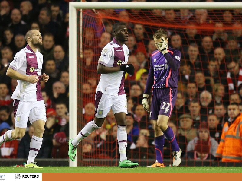 Benteke juicht en Mignolet treurt.