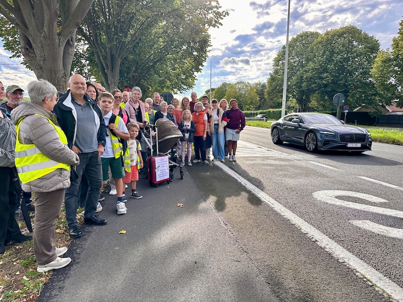 Drongenaars bewijzen noodzaak van afgeschafte bushalte met ‘gewaagde wandeling’: “Politie moest verkeer stilleggen om over te steken”