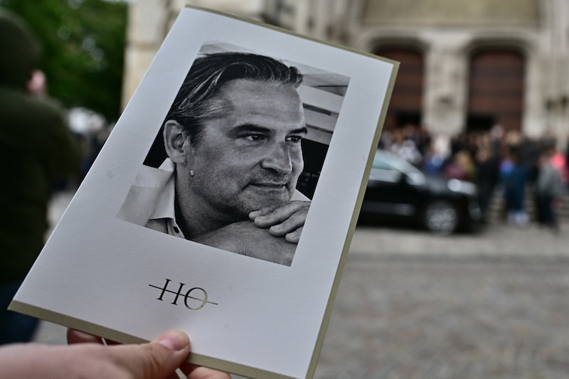 Eén gouden gave van jou is nog niet naar buiten gekomen”: zo ingetogen was  plechtigheid die eindigde met groot applaus voor Hans Otten (55) | Nieuws |  HLN.be