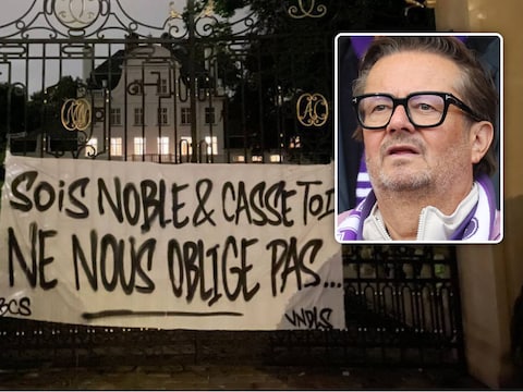 Het spandoek aan het kasteel van Marc Coucke. Binnen brandt er licht.