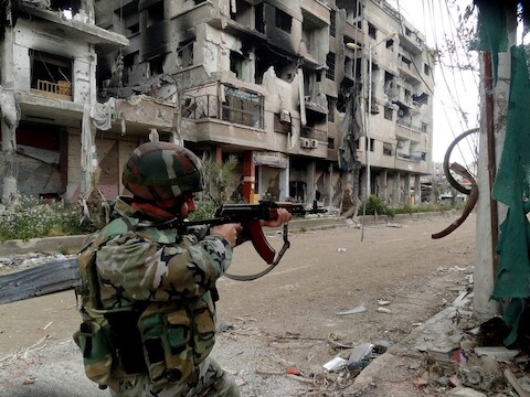 Een Syrische militair in actie