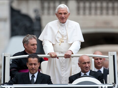 Linksonder: de butler van de paus Paolo Gabriele