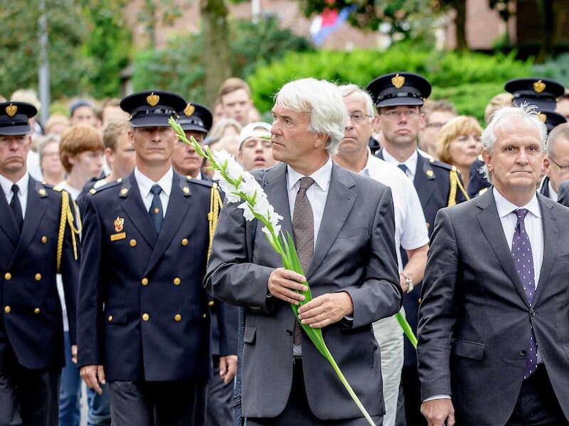 Burgemeester Pieter Broertjes (rechts) liep voorop in de stille tocht door Hilversum.