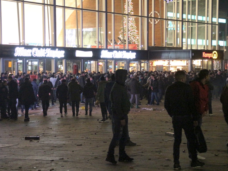 Het plein voor het hoofdstation van Keulen tijdens nieuwjaarsnacht.