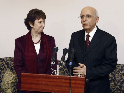 Ashton luistert naar de Tunesische premier Mohamed Ghannouchi.