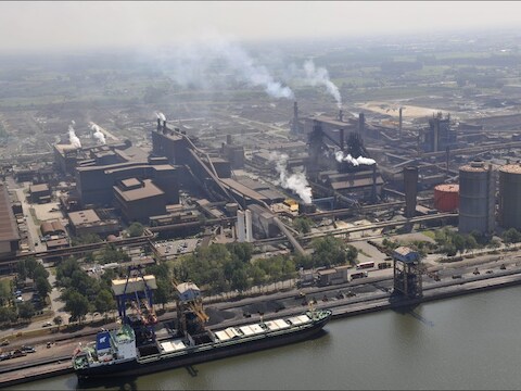 Op de site van ArcelorMittal in Gent zou een staalpan met 300 ton vloeibaar staal gekanteld zijn.