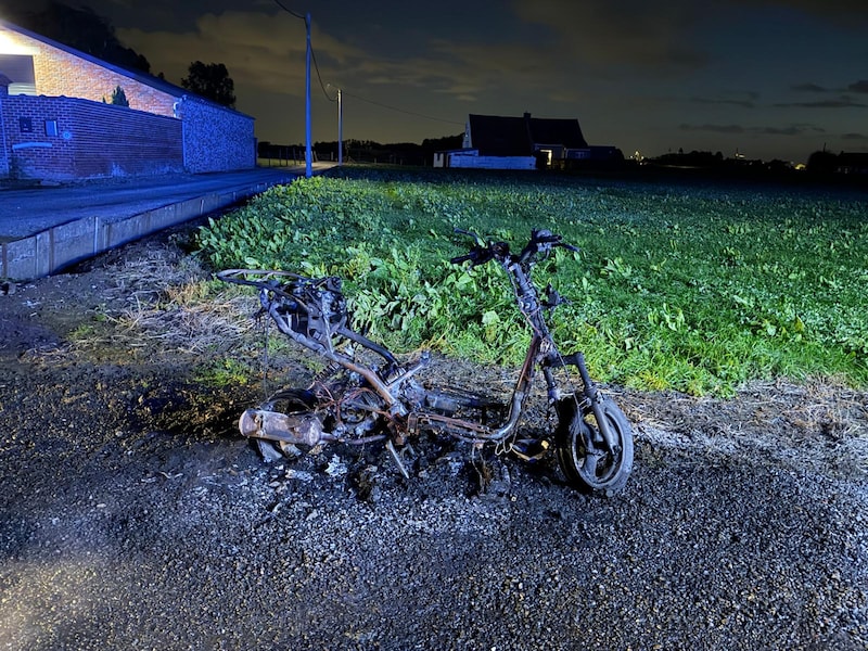 In Ledegem brandde een bromfiets volledig uit