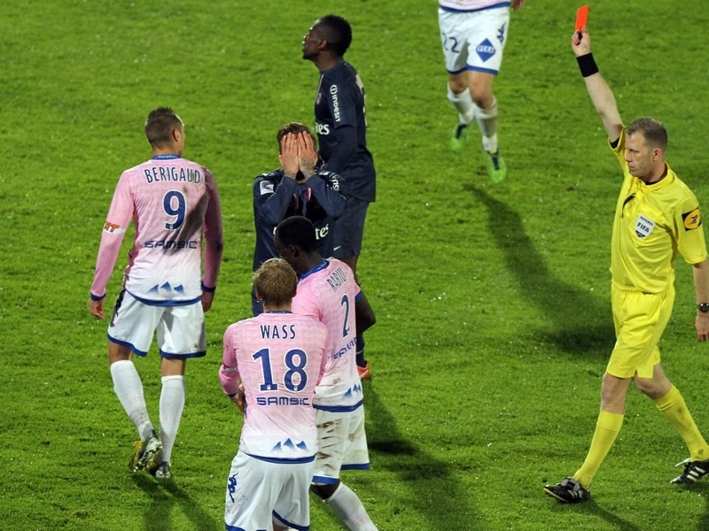 Beckham slaat de handen voor zijn ogen als hij rood krijgt tegen Evian.