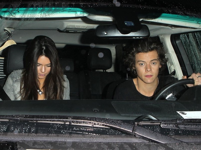 Harry Styles en Kendall Jenner werden tijdens een van hun afspraakjes gespot toen ze een restaurant in Hollywood wilden verlaten.
