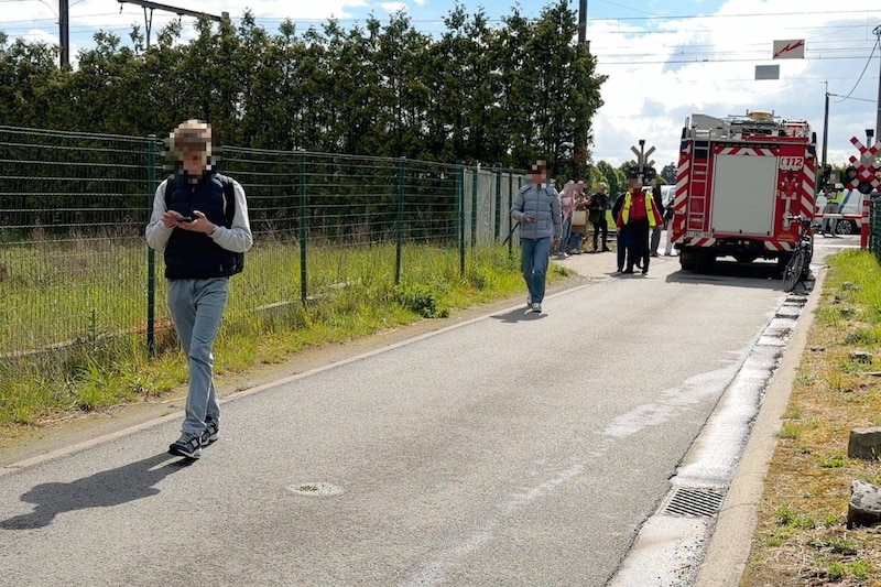 Reizigers zetten hun route verder via vervangbussen van NMBS.