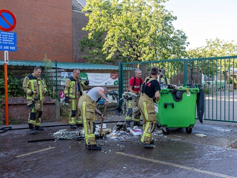 De brandweer bluste een brand in een vuilnisbak in Meulebeke