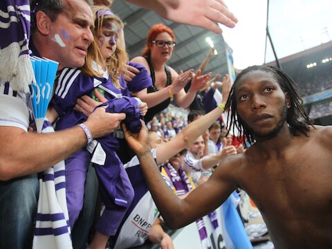 Dieumerci Mbokani bij de titelviering van zijn ploeg Anderlecht