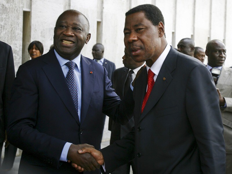 Gbagbo schudt de hand van de president van Benin.