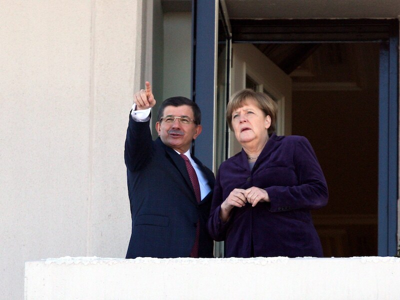 Duits bondskanselier Angela Merkel (r) met de Turkse premier Ahmet Davutoglu.