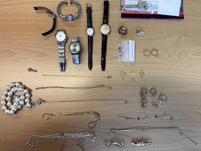 Deze horloges en juwelen, waaronder twee trouwringen met een gravering, werden aangetroffen bij het onderzoek naar woninginbraken.