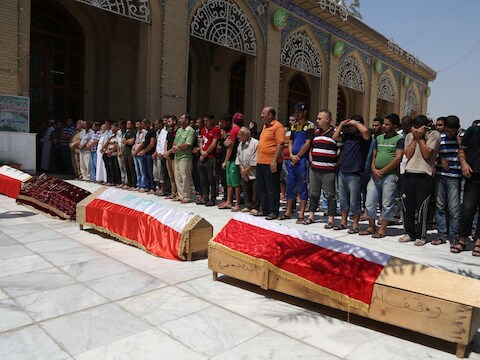 Inwoners van Baghdad rouwen bij de Abu Hanifa moskee in Azamiyah om de vier mannen die woensdag door een autobom om het leven kwamen.