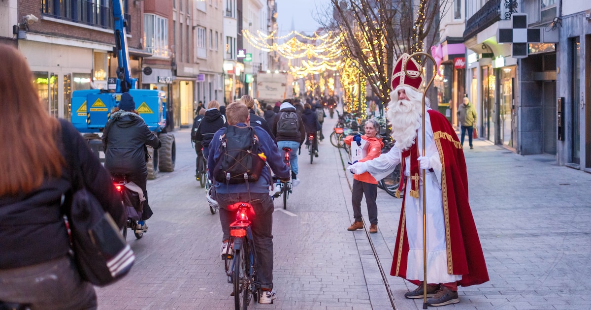 Sinterklaas beloont correct verlichte fietsers met speculaas: “Blij met je licht, maar schijn toch n