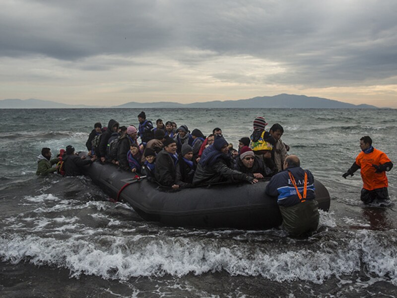 Een rubberboot propvol vluchtelingen komt aan op het strand van Lesbos