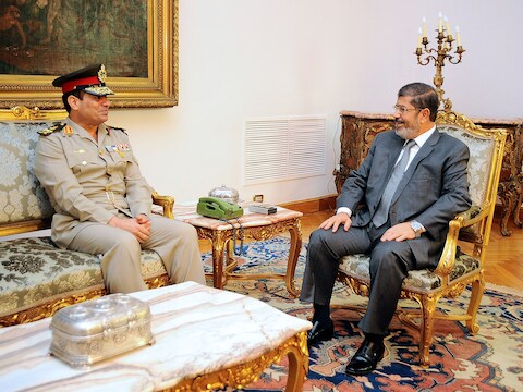 Defensieminister Abdel Fattah al-Sisi op bezoek bij president Mursi.
