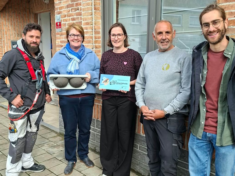 Schepen Bercy Slegers kwam zelf de handen uit de mouwen steken