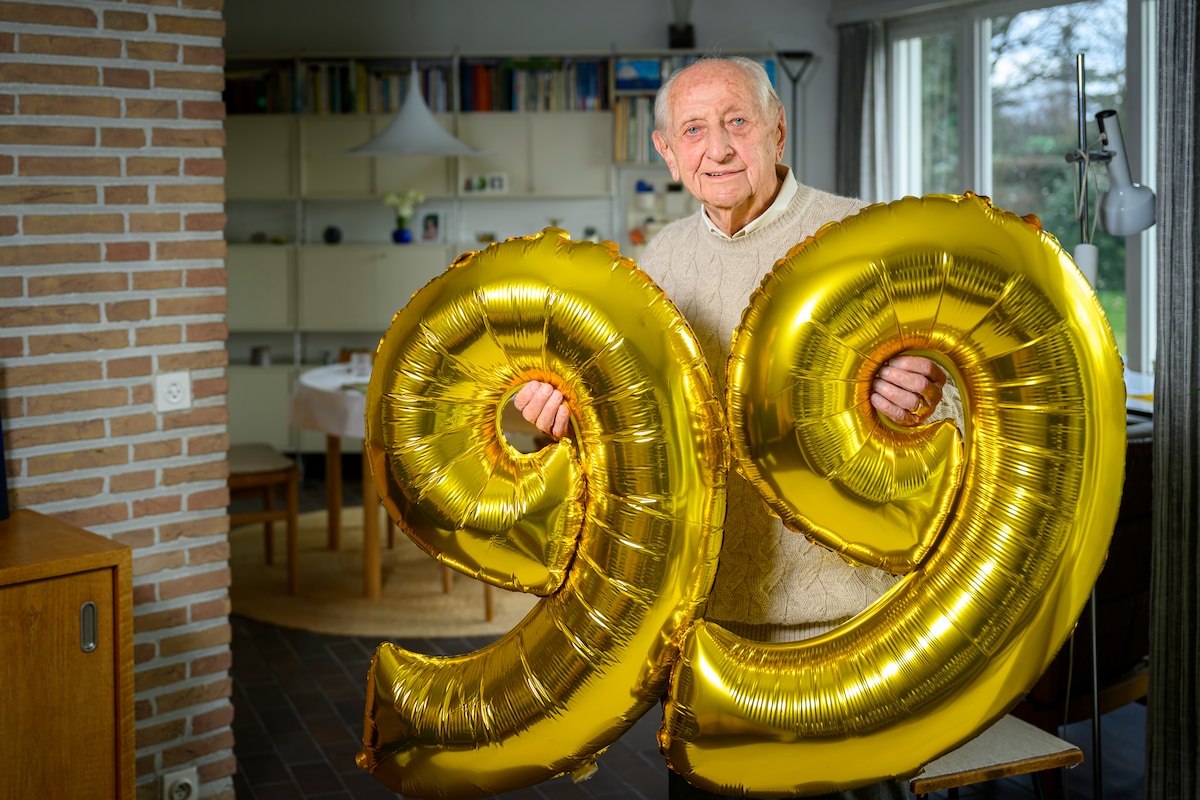 Koken, wassen, strijken... ik doe nog alles zelf”: 'Familie'-icoon Ray  Verhaeghe wordt vandaag 99, maar ziet zijn vrijheid sinds kort ingeperkt |  TV | HLN.be