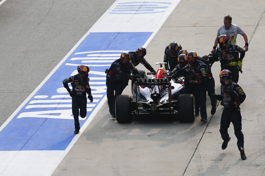 De mecaniciens van Red Bull moeten Ricciardo terug naar zijn pitbox duwen.