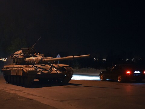 Een Oekraïense tank houdt de wacht net buiten de Marioepol, waar vannacht diverse explosies te horen waren. Ook was er dikke rook te zien.