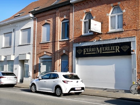 Juwelierszaak Ferri Merlier langs de Lauwbergstraat in Lauwe is terug open.