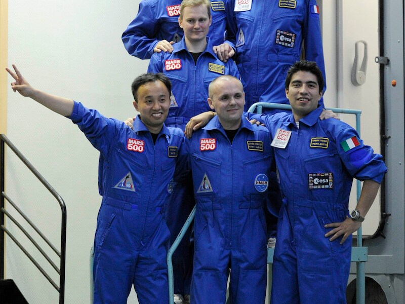 Slechts een van deze zes mannen hield zich anderhalf jaar lang aan een normaal slaappatroon.