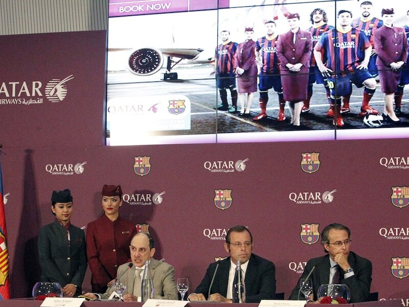 Vlnr: Akbar Al Baker (CEO Qatar Airways), Sandro Rosell en Javier Faus (Voorzitter en vicevoorzitter bij FC Barcelona) op de persconferentie.
