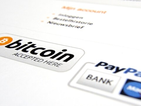 De optie om te betalen met bitcoin op een website. De virtuele munt kan bij een aankoop direct tussen twee computers worden uitgewisseld, zonder transactiekosten en tussenpersonen.