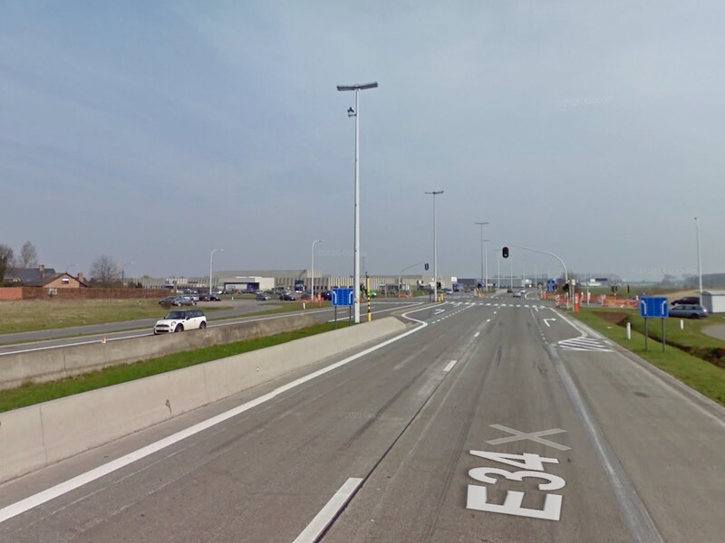 “Hij was opgejaagd”: man knalt met Mercedes 136 km/u waar 90 mag op expresweg in Assenede