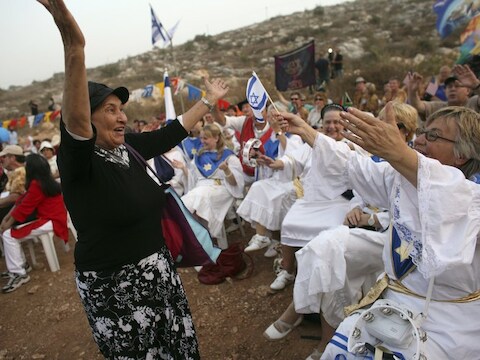 Inwoners van de Israëlische nederzetting Nevava op de Westoever vieren het einde van de bouwstop.