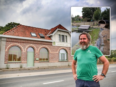Eigenaar Kristof Mandeville voor het vakantiehuis De Groene Linde in Kemmel. De tuin is zijn favoriete plek.