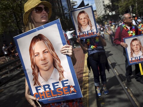 Betogers eisen de vrijlating van WikiLeaks-klokkenluider Chelsea Manning.