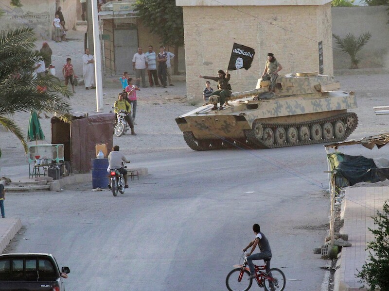 Een door IS buitgemaakte tank in Raqqa.
