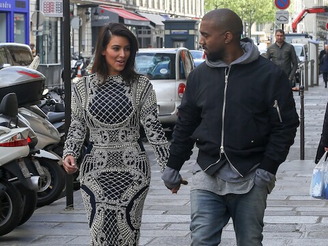 Kim Kardashian met haar kortere lokken en strakke pareljurk.