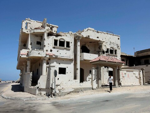 Archieffoto van een beschadigd huis in de Libische stad Sirte.